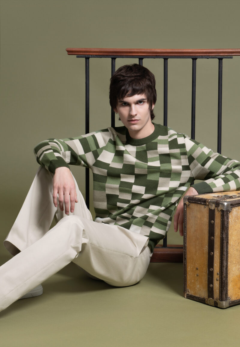 look homme pul en jacquard de laine mérinos à carreaux verts pantalon gabardine de coton beige