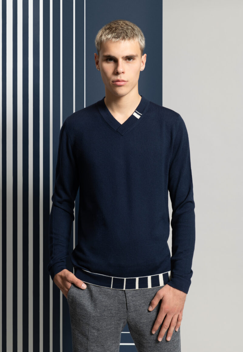 Pull col V jersey de laine mérinos marine motif géométrique blanc
