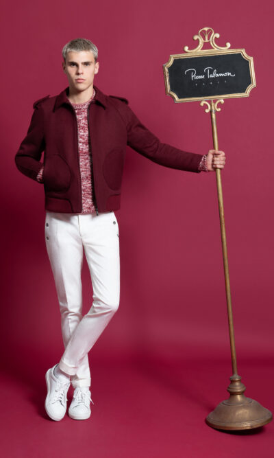 look blouson bordeaux, pull chiné rouge, pantalon coton blanc