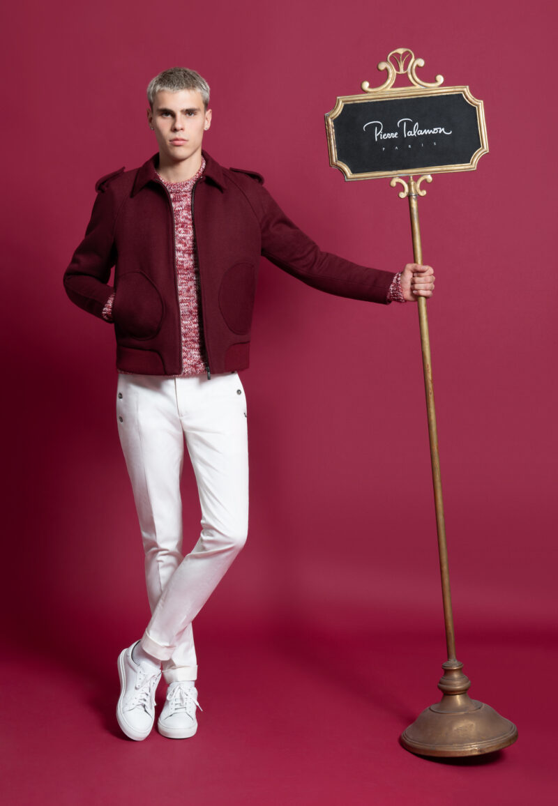 look blouson bordeaux, pull chiné rouge, pantalon coton blanc