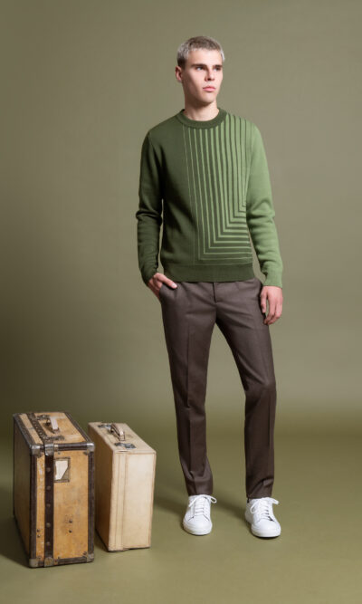 look homme pull jacquard en laine mérinos vert motif graphique. pantalon flanelle brun sneakers blanches