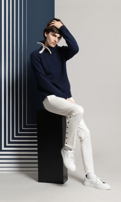 look homme pull en laine grosse maille bleue col zipée blanc pantalon blanc sneakers blanches