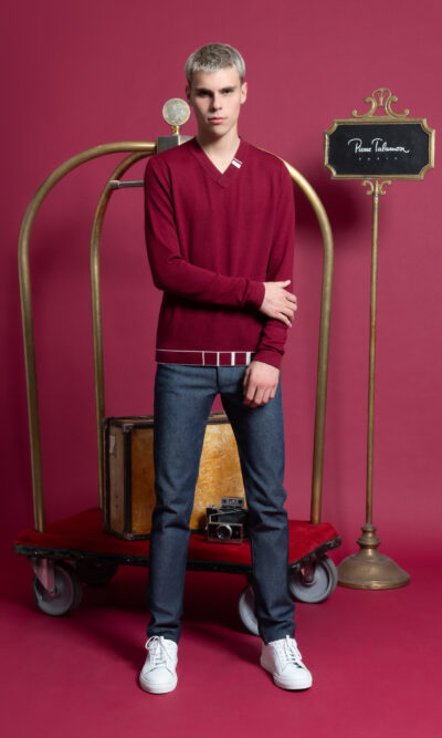 look homme pull jersey en laine mérinos bordeaux motig géométrique blanc pantalon denim stretch sneakers blanches