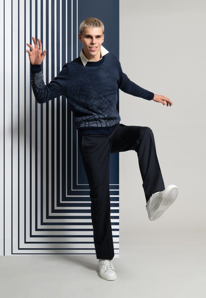 look homme pull jacquard bleu marine motif neige , pantalon bleu marine, chemise blanche
