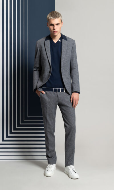 look homme costume en jersey bleu, pull bleu marine col V graphique contrasté blanc