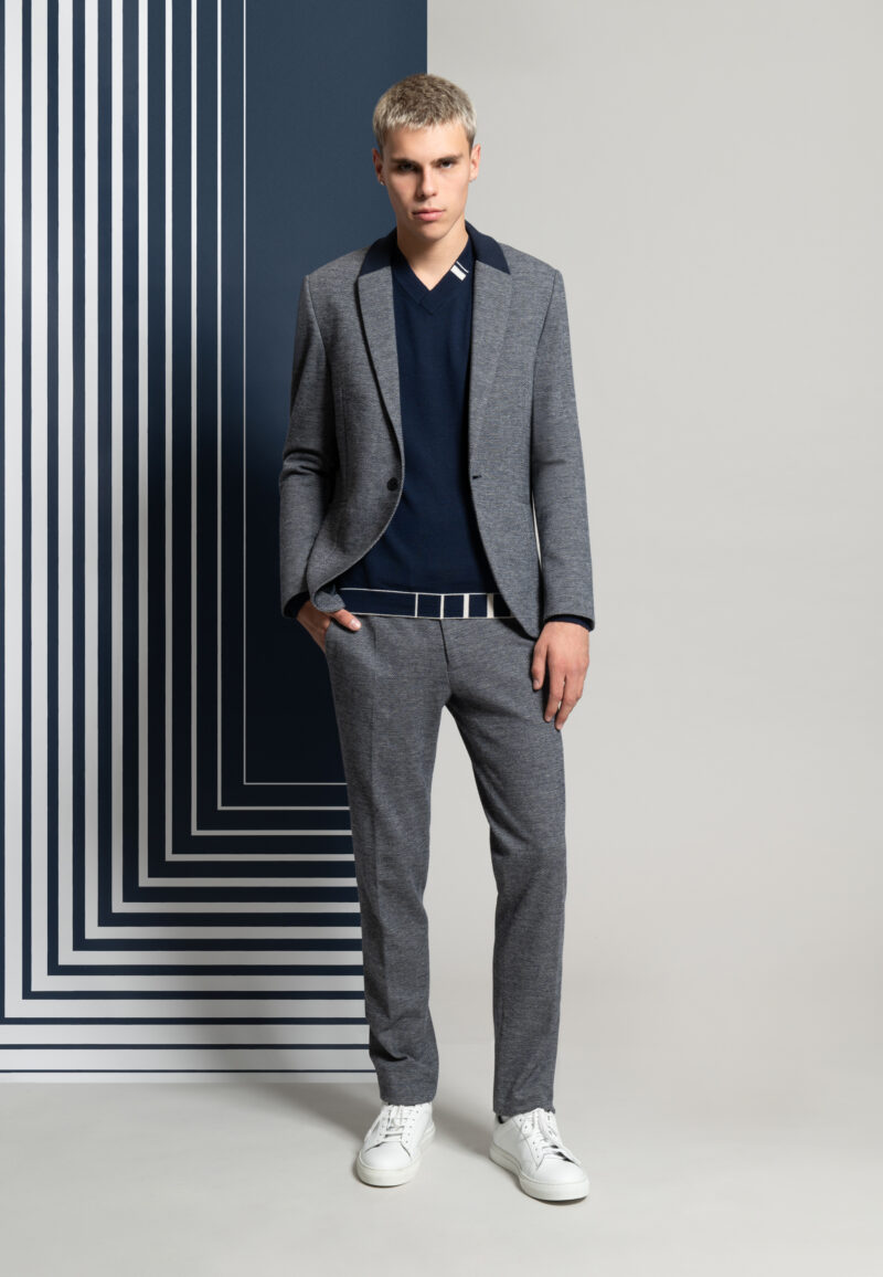 look homme costume en jersey bleu, pull bleu marine col V graphique contrasté blanc