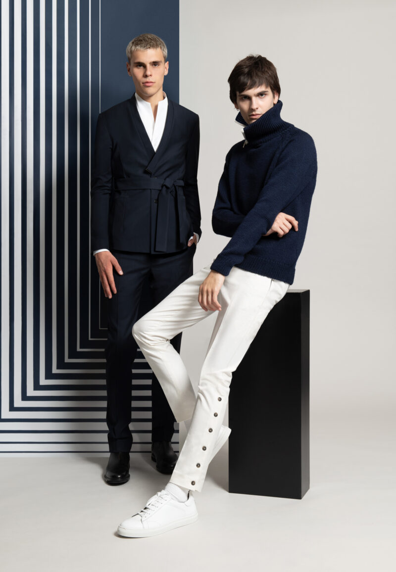 look duo hommes, Costume Bleu Marine Yukata, Pull marine col roulé, Pantalon blanc